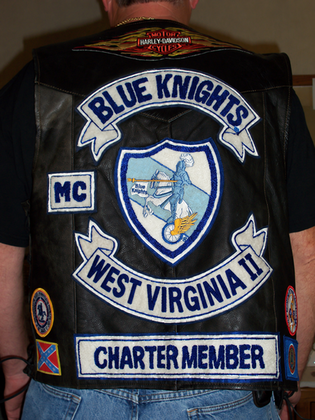 A member wearing the Blue Knights West Virginia II chapter patch